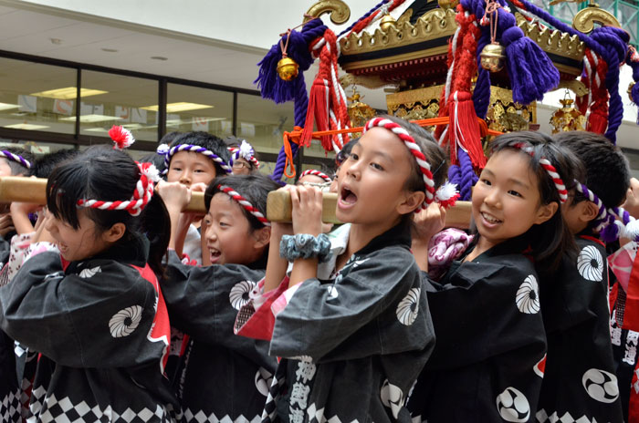 小学部4年生の神輿担ぎ「ワッショイ」