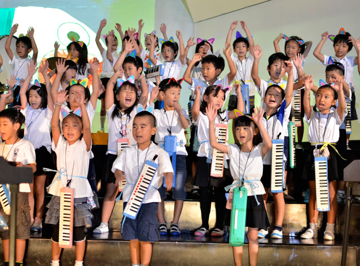 絵本「11ぴきのねこ」を発表する小学部1年生