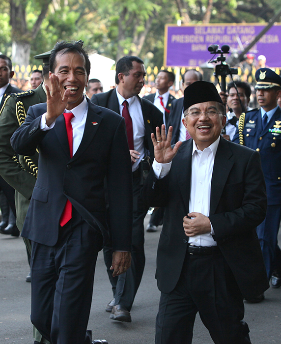 パレードを終え、大統領として初めてイスタナに足を踏み入れたジョコウィ氏(左)とカラ氏=20日午後2時20分、中央ジャカルタのイスタナ、道下健弘写す