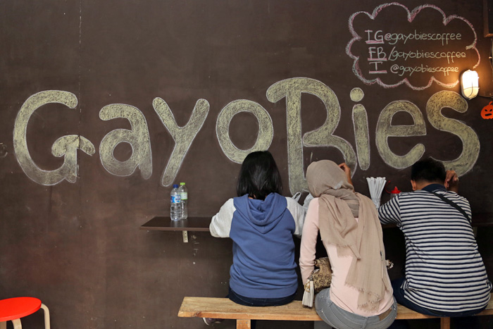 カフェ「GayoBies」。カウンターでおしゃべりしする若者が絶えない