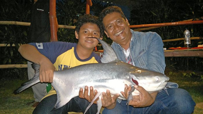 親子で釣り上げた怪魚