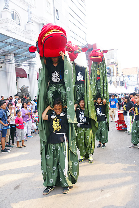 ブロックMで舞い踊る獅子舞=中島昭浩写す(いずれも昨年の縁日祭から)