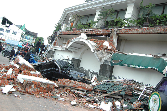 地震で崩壊したパダン市内のホテル