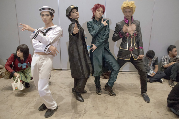 「ジョジョの奇妙な冒険」シリーズのキャラクターにふんするコスプレイヤーら