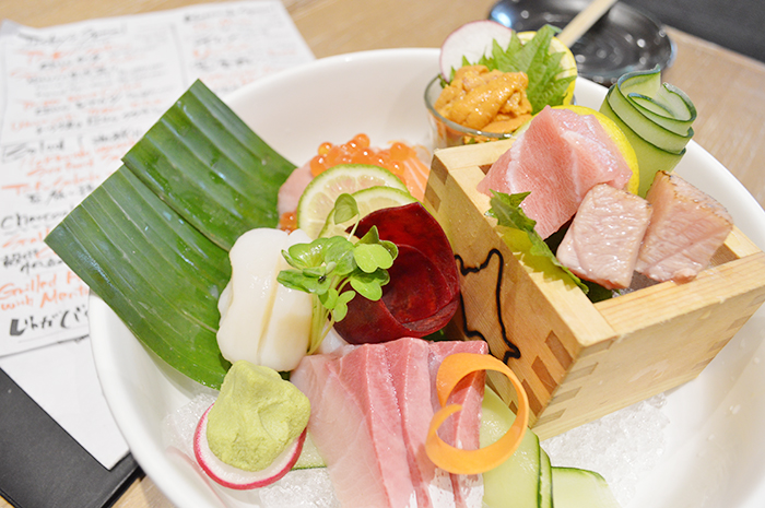 旬の刺身を味わえる5種盛り(16万9千ルピアから)
