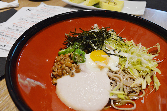 店内で打ったそばはこしがあっておいしい。納豆とろろそば(13万ルピア)
