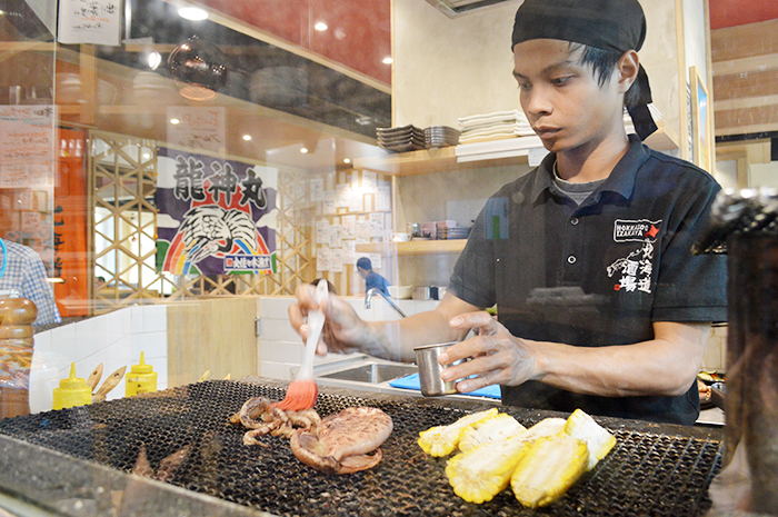炭火焼きを実演するスタッフ