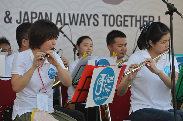 ジャカルタ吹奏楽団は総勢30人で全6曲を披露した=坂田写す