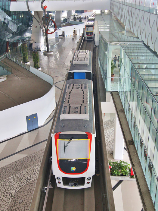 第3ターミナル内を通る線路。2本あるうち1本はまだ運行していない