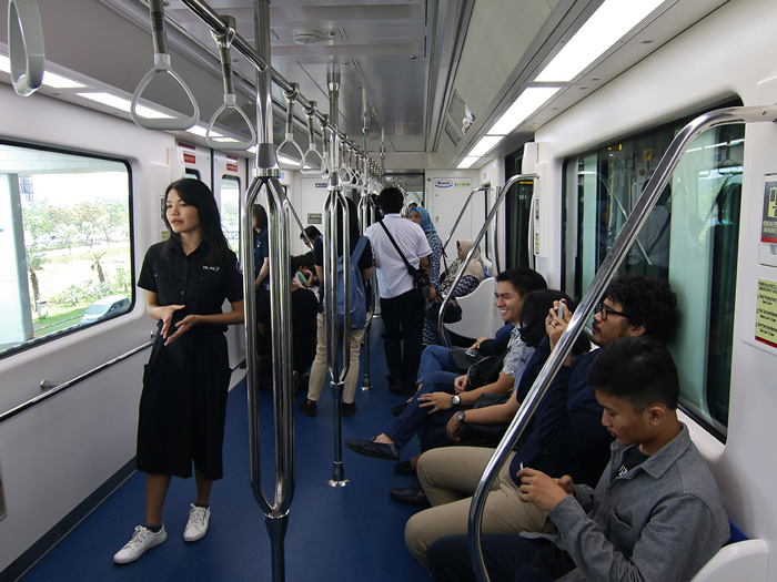 車内の様子。座席に座れるのは20人ほど