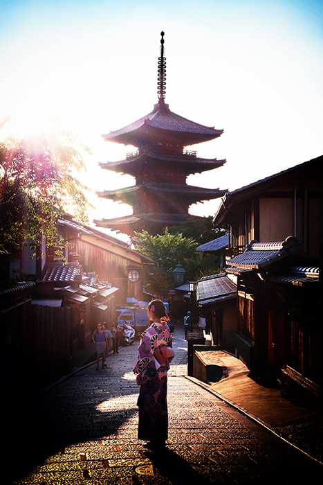 【大使賞】 (色あせない美しさ、京都=イファナ・プルナウィジャヤ)
たそがれ時の京都の八坂通りで捉えた息をのむほど素晴らしいシーン=2017年7月、京都市東山区八坂通り<受賞理由=寺社建築や着物など、日本の美しさが凝縮された写真となっている>