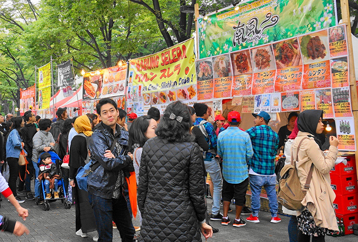 ケヤキ並木の会場で、インドネシア食材店は大人気