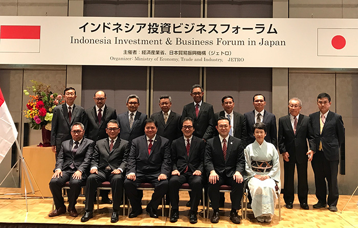 フォーラムに参加したアイルランガ工業相(前列左から3人目)、石毛理事長(同4人目)、佐藤理事(前列右端)ら