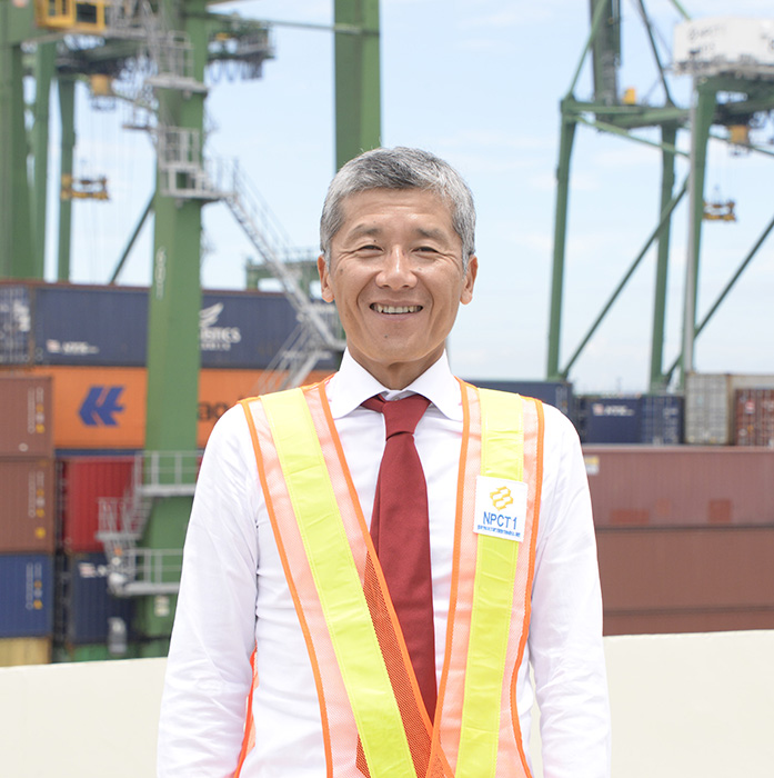 港を背に思いを語る斉藤社長