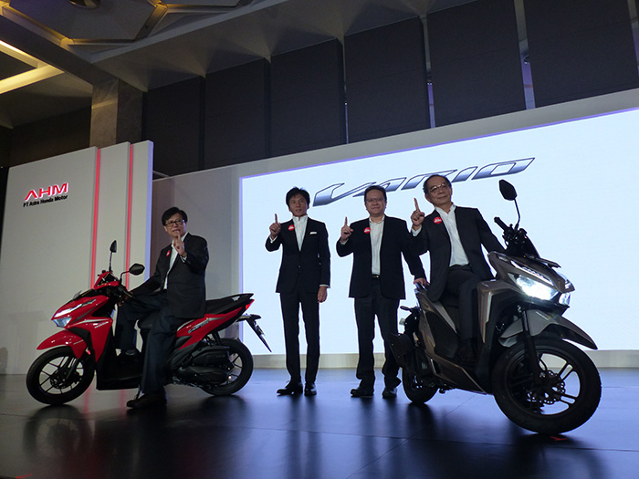 新型バリオを紹介するAHMの井沼俊之社長(右端)ら