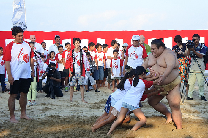 砂浜の土俵で四股　バリで初の相撲イベント
