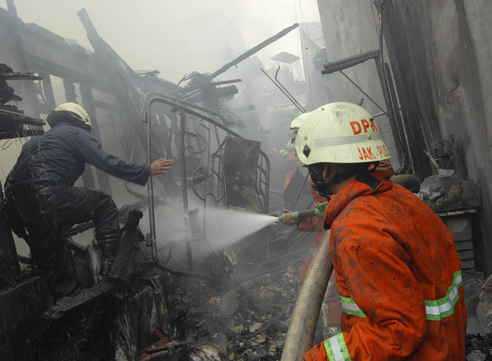 漏電で火災　民家８戸焼失　中央ジャカルタ