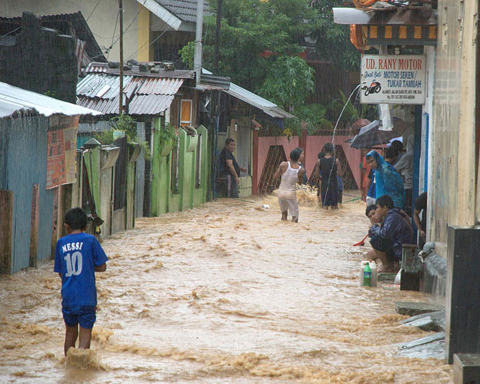 アンボンで洪水　１１人死亡