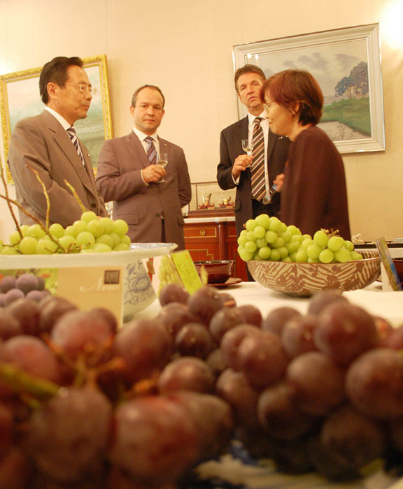 日本の食を売り込め！　岡山のブドウ、白桃　新興国に活路　県知事がトップセールス