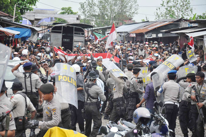 フリーポート　労使紛争泥沼化　警察がデモ隊に発砲　労働者１人射殺　パプア州ティミカ