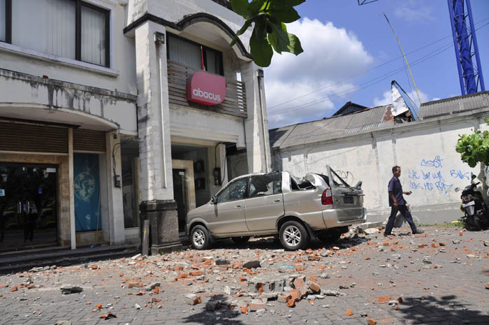 バリ島沖でＭ6.1　ホテルでパニックも　40人以上が負傷