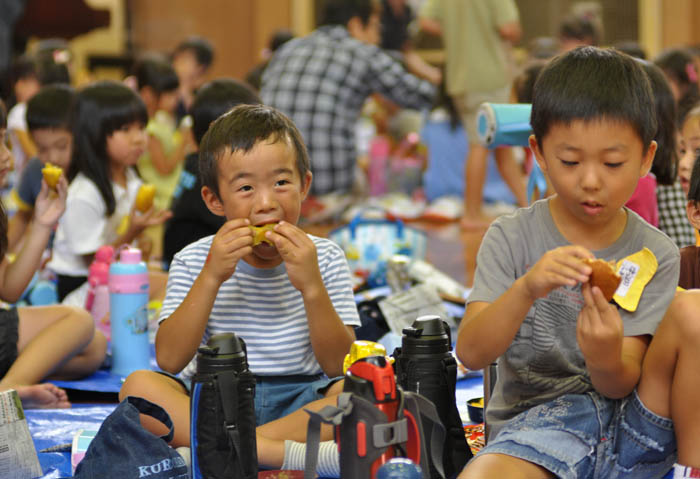 「おいしくなーれ」　焼き芋パーティー開く　ＪＪＳ幼稚部