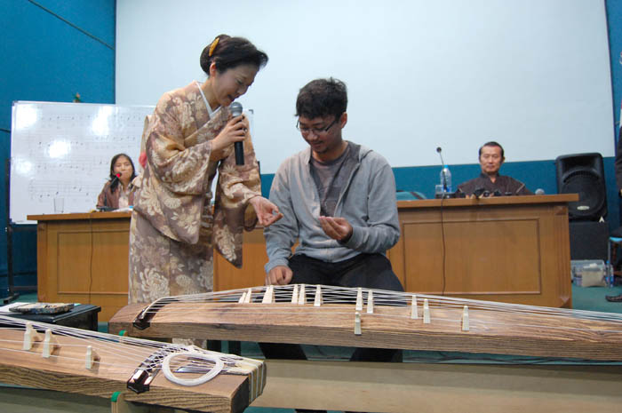 生演奏に感激　琴、尺八、三味線　プロ奏者が来イ　国際交流基金が招へい学生に琴のはじき方を教える福田さん