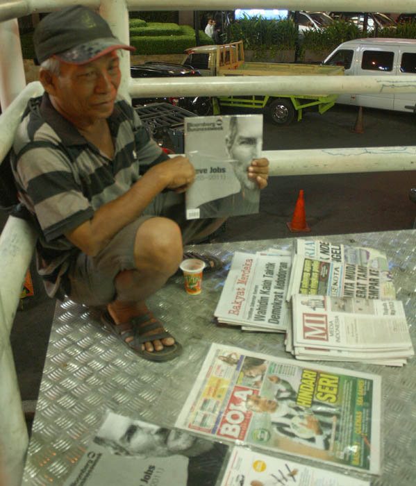 歩道橋にもジョブズ氏 