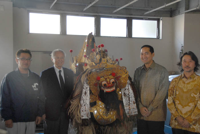 バリ文化紹介　再開に期待　津波で消失した獅子舞 　ルトゥフィ大使が寄贈