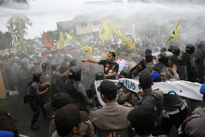式典に大学生乱入　「青年の誓い」から８３年　各地で政府抗議デモ