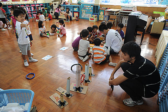 幼稚部と交流会　ＪＪＳ中学部３年　お兄さん、お姉さんになる