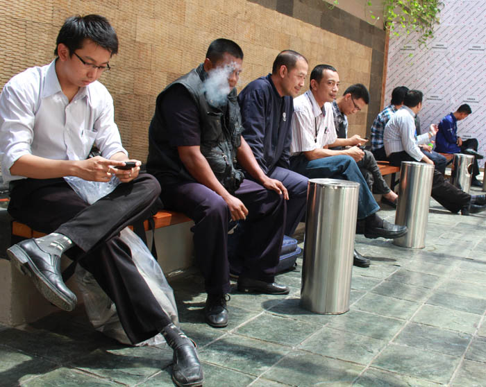 １５歳以上男性の６７％　喫煙大国インドネシア　保健相「業界に敗北」