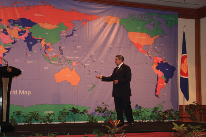 地図を背にサミット説明　ユドヨノ大統領 　記者、閣僚に「講義」