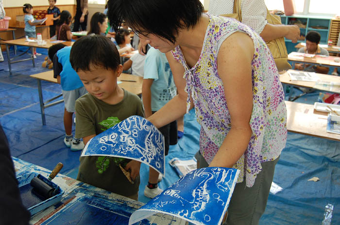 日本の昔話をテーマに　ＪＪＳ幼稚部が作品展 　親子の共同制作も　園児の力作披露