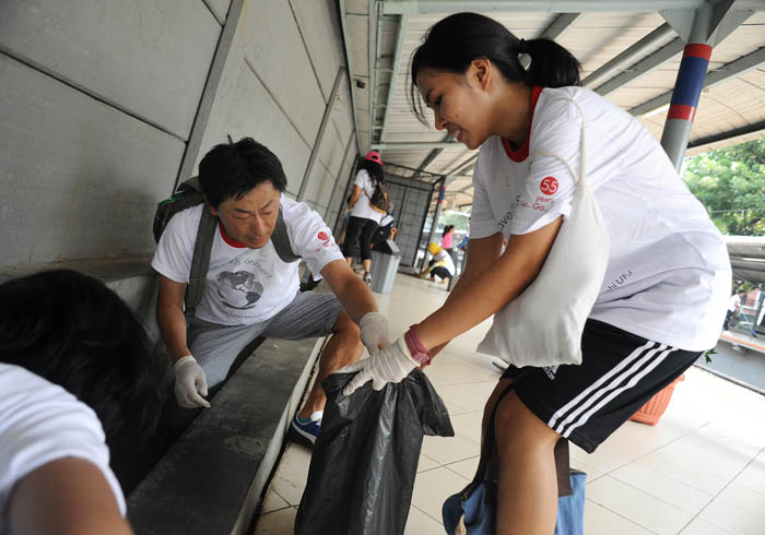 スディルマン駅でごみ拾い　三菱東京ＵＦＪ銀がＣＳＲ