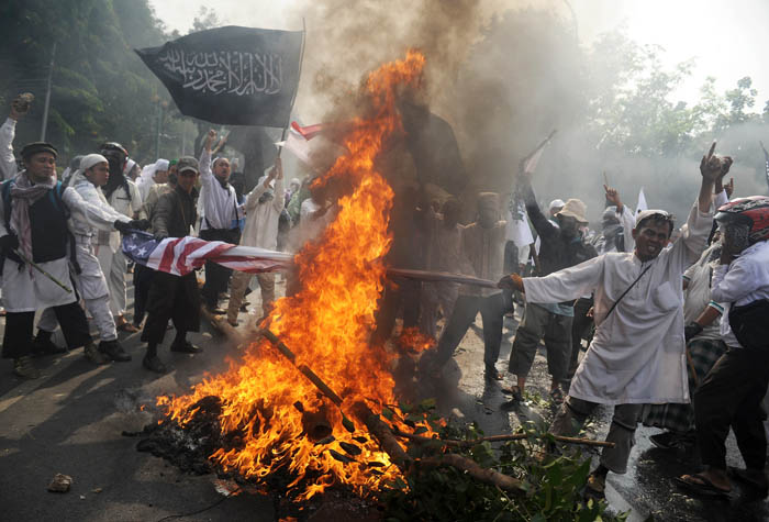 大使館前で国旗燃やす　「米国は地獄に落ちろ」　イスラム強硬派が抗議 