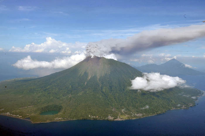 ガマラマ山で噴火　けが人なし　北マルク州 