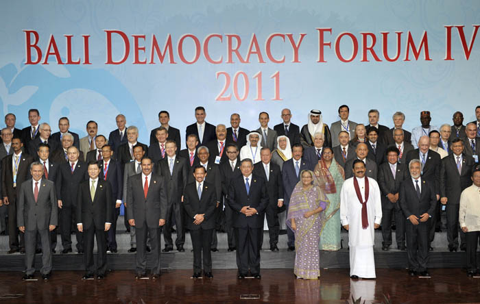 「民主化の経験共有を」　第４回バリ民主主義フォーラム 　ユドヨノ大統領が基調演説　８２カ国参加し開幕