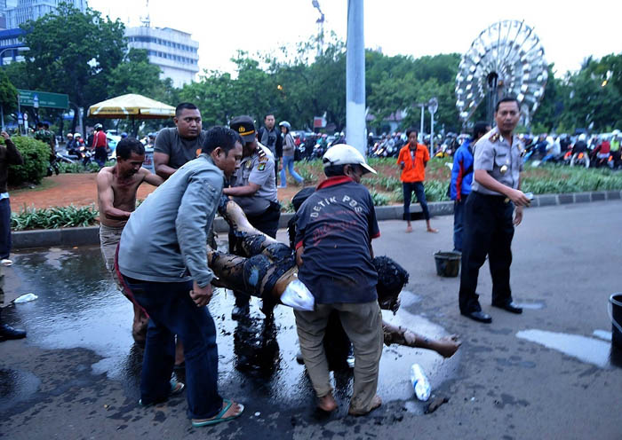男性が焼身自殺図る　イスタナ前で政府抗議