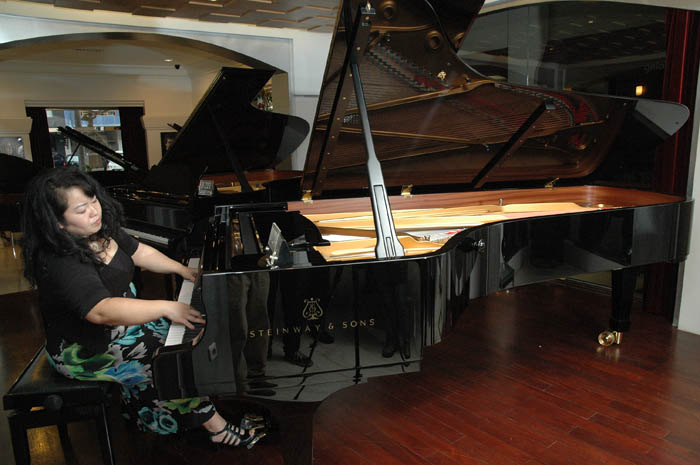 スタインウェイ販売開始　ピアノの世界最高峰　２０００万円の上級モデルも