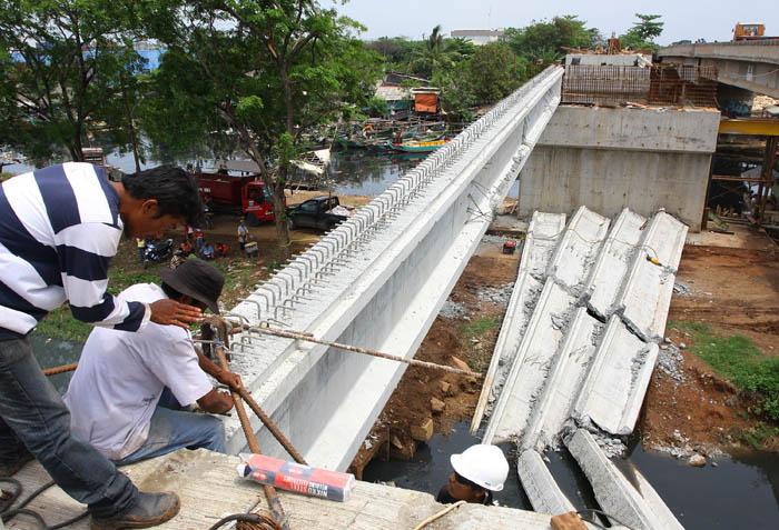 建設中の橋崩落　北ジャカルタ