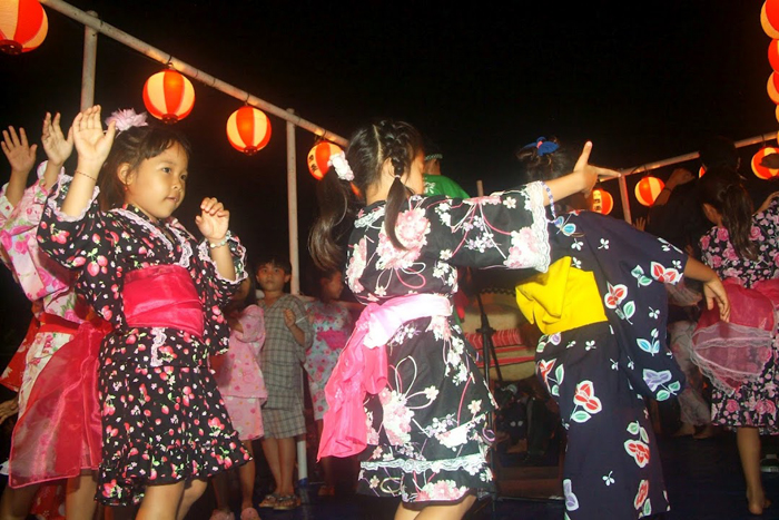 ５０００人が盛り上がる　「地元に日頃のお礼を」　バリ日本人会盆踊り大会
