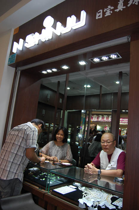 日系養殖企業の真珠直売　ブロックＭスクエアに開店　流通経路を　開示で安心　ＮＴＴクリ・パールの名取さん