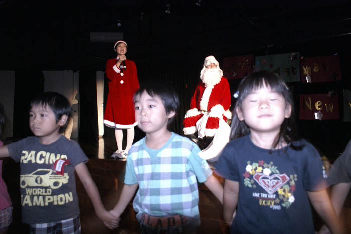 サンタがやってきた！！　ＪＪＳ幼稚部クリスマス会