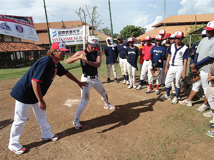 「卒業後も普及活動を」　バリで恒例の親善大会　国際武道大野球部　スラバヤ遠征も初実施