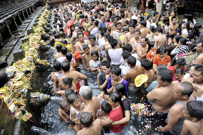 聖なる水で沐浴　バリ・ヒンドゥー教徒
