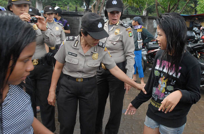 少女の短パンはダメ　サッカー観戦で警官 　女性団体「権利保護を」