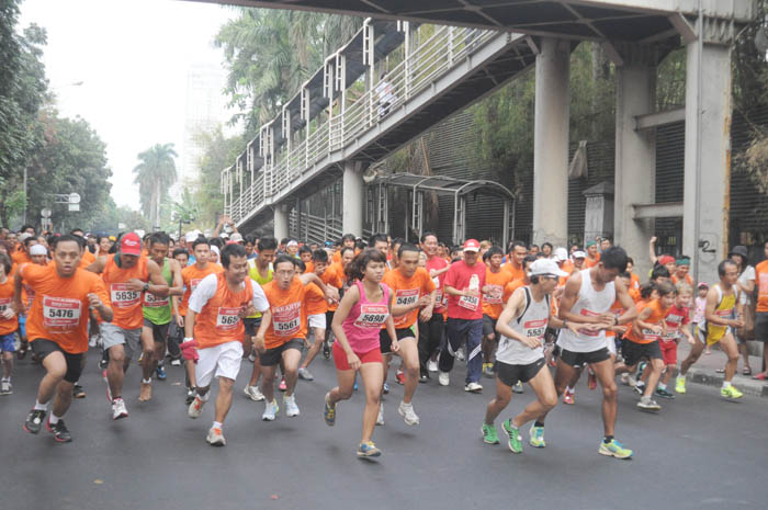 ８００人首都快走　「気持ちいい」「最高」　ハーフ、５キロ、駅伝　ジャカルタマラソン２０１２
