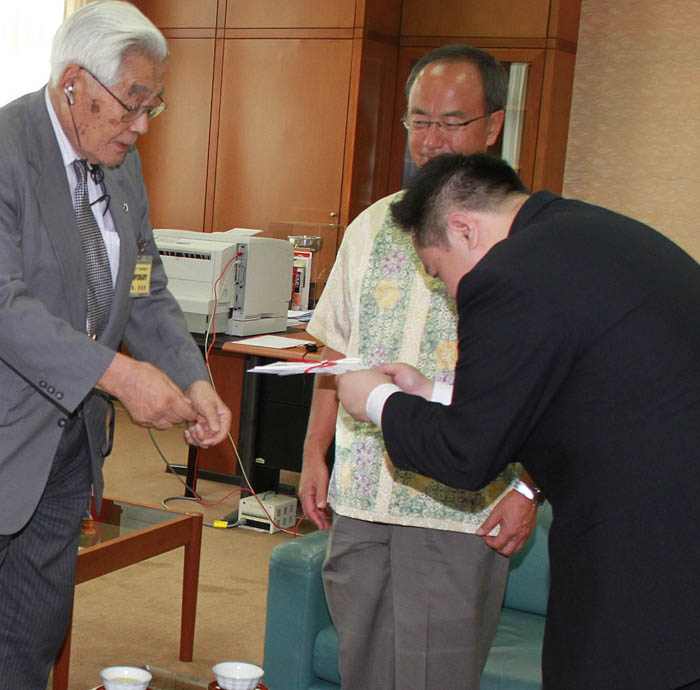 全剣連がイに防具寄贈　剣道普及に役立てて　元航空技術教官の武安会長