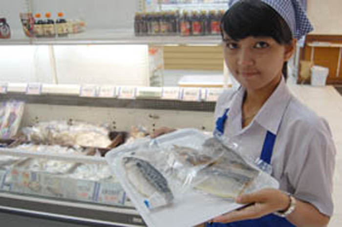 【生活市場】　日本からの魚、販売中　中旬にエアカーゴ　かもめ